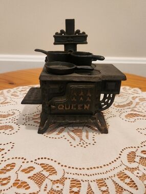 Queen Miniature Cast Iron Stove With 4 Burners, 2 Pots And 1 Pan